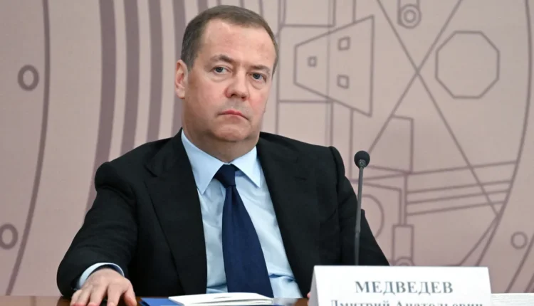 Medvedev: Banorët e Grenlandës mund të votojnë për t’iu bashkuar Rusisë nëse Trump nuk vepron shpejt