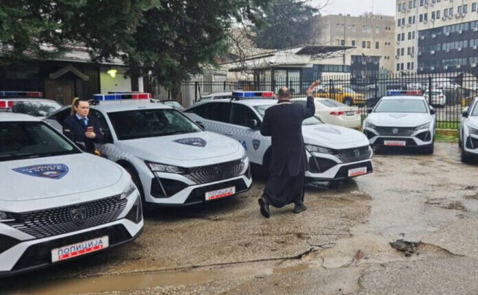 MPB nën hetim të brendshëm pas ritualit fetar mbi automjete policore në oborrin e Ministrisë