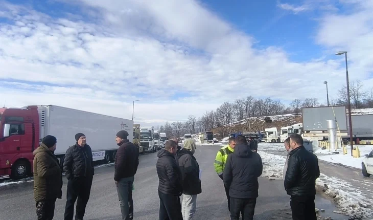 Dita e tretë e bllokadës së kamionistëve në Deve Bair