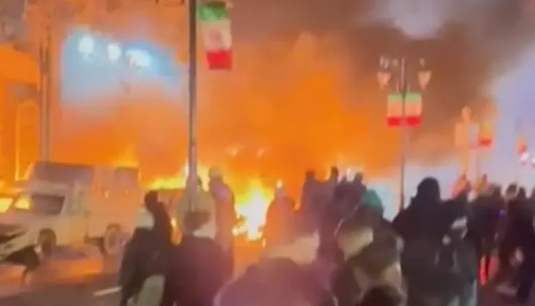 Irani i shkëputur nga bota, regjimi shpall dënime me vdekje, numri i të vdekurve rritet