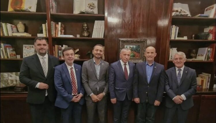 Kamberi: SHBA-ja kërkon përgjegjësi nga Beogradi për diskriminimin e shqiptarëve në Luginë