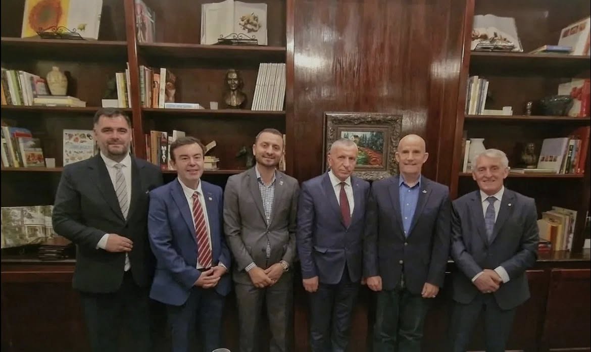 Kamberi  SHBA ja kërkon përgjegjësi nga Beogradi për diskriminimin e shqiptarëve në Luginë