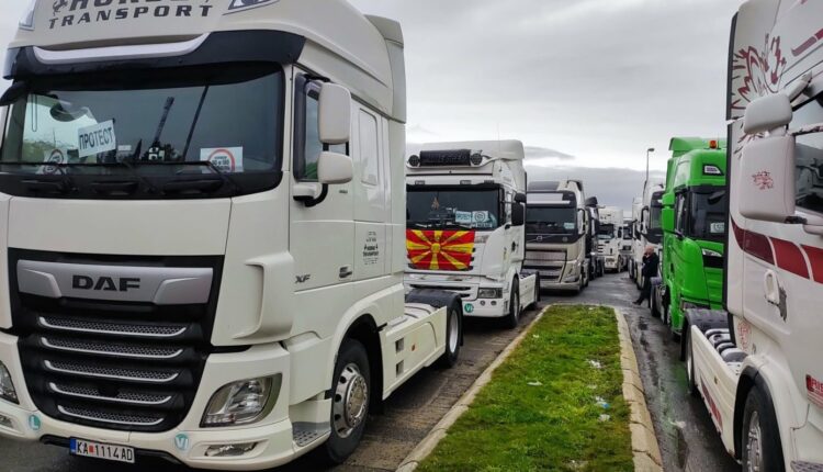 Vazhdon edhe sot bllokimi i qarkullimit të transportuesve të mallrave në pikat kufitare të RMV-së