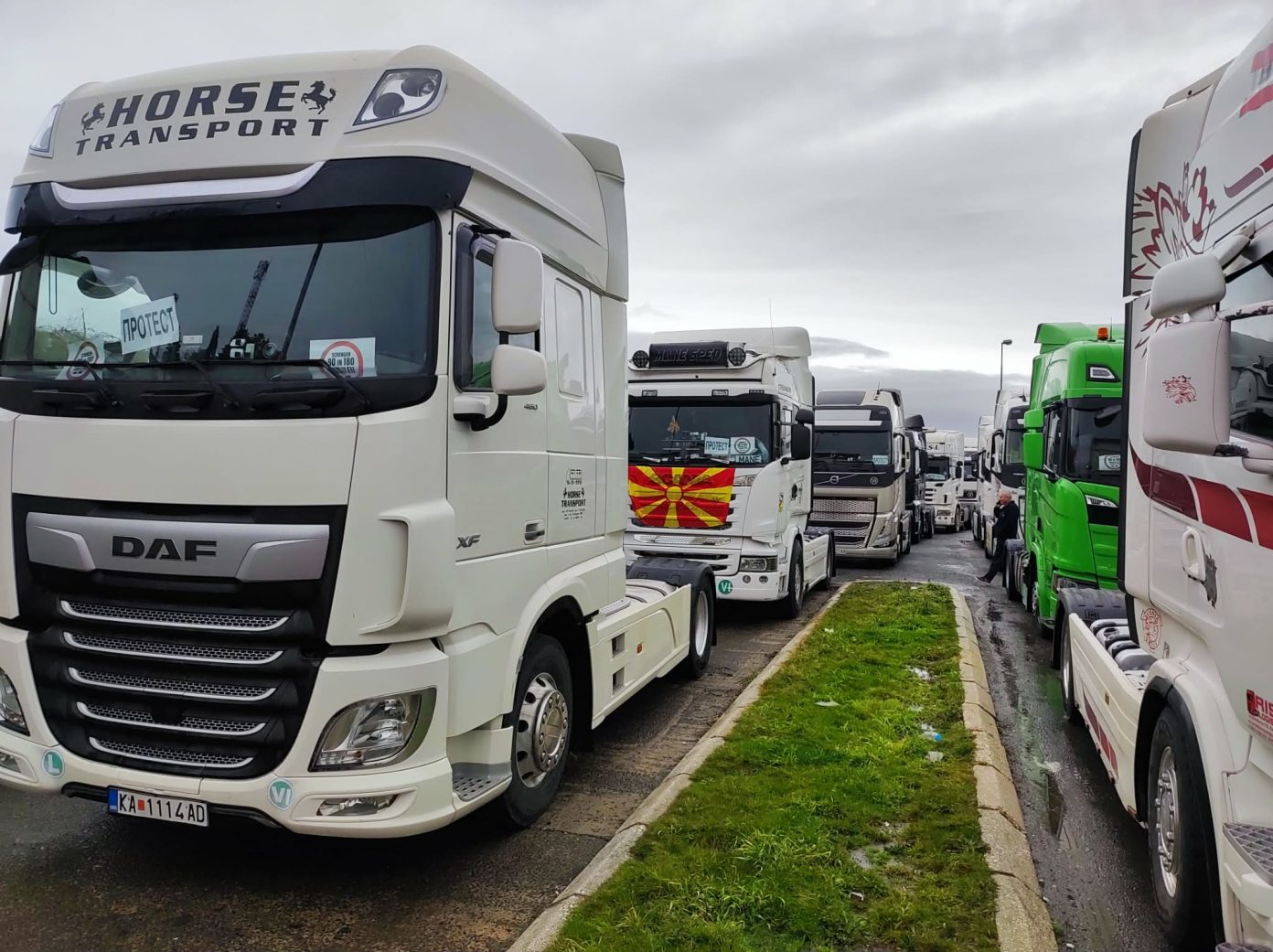 Vazhdon edhe sot bllokimi i qarkullimit të transportuesve të mallrave në pikat kufitare të RMV së