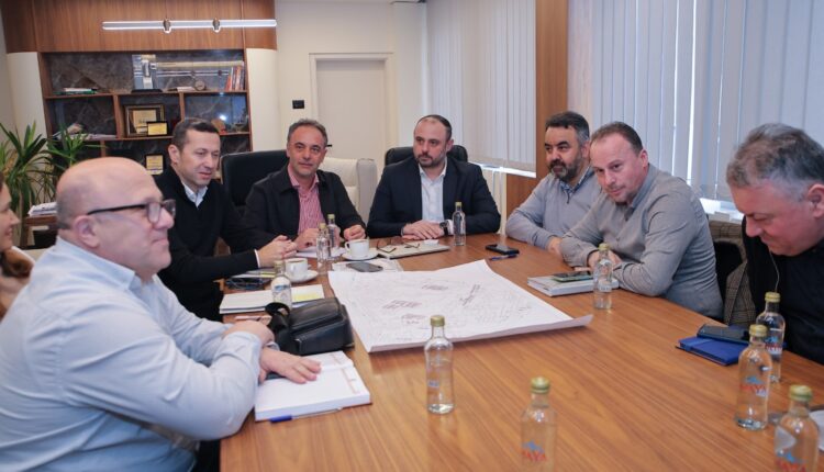 Kaosi me parkingun në Klinikë drejtë fundit, Gjorgjievski dhe Aliu paralajmërojnë garazhe në kate