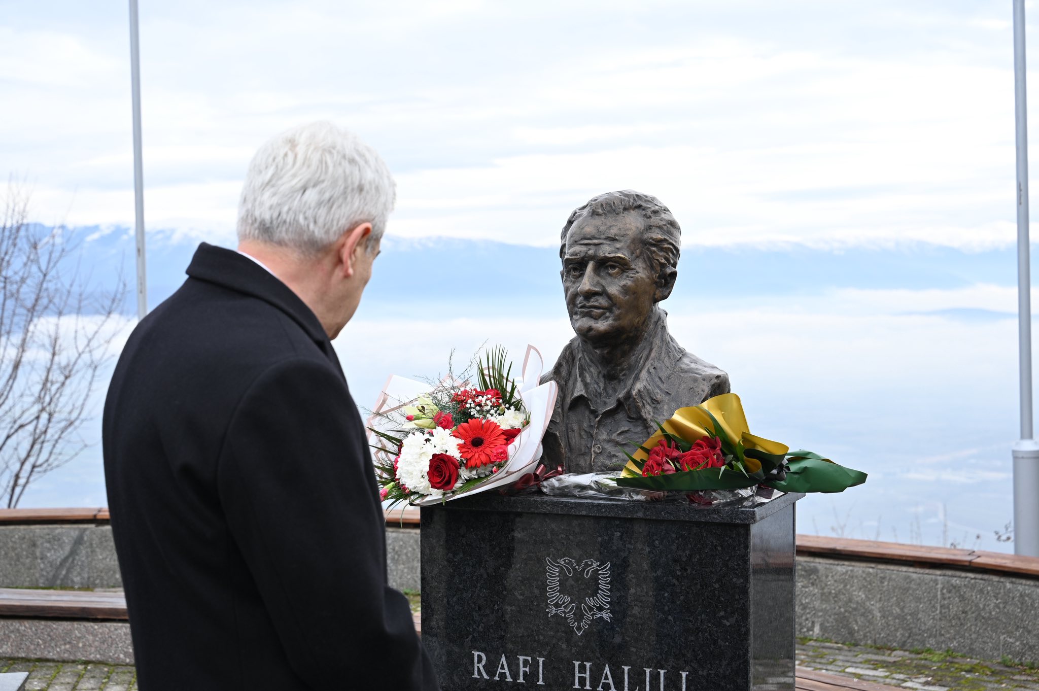 Ali Ahmeti përkujton 4 vjetorin e ndarjes nga jeta të Rafi Halilit  FOTO 