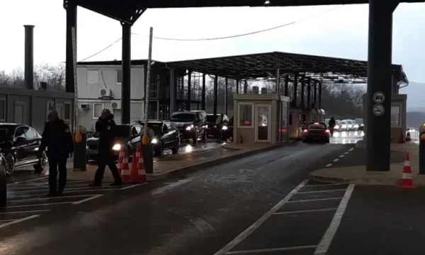 2 orë pritje për dalje nga Kosova  kjo është gjendja aktuale në pikat kufitare