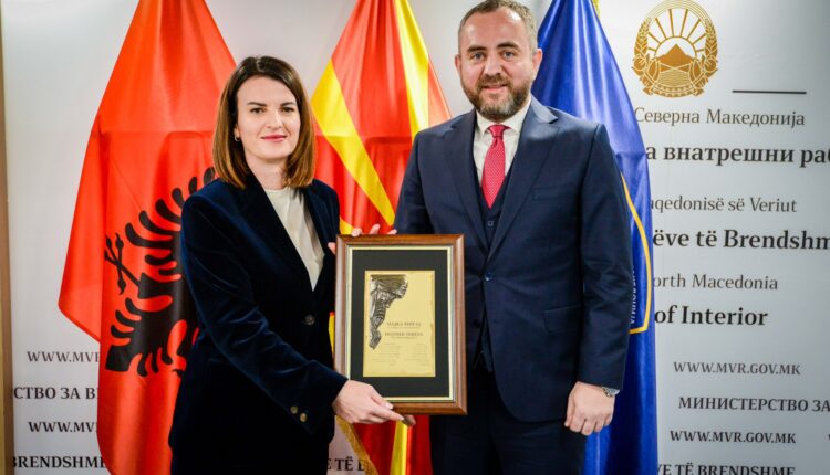 Toshkovski dhe Koçiu diskutojnë për forcimin e bashkëpunimit policor dhe zbatimin e sistemit “One Stop” Shqipëri-Maqedoni (VIDEO)