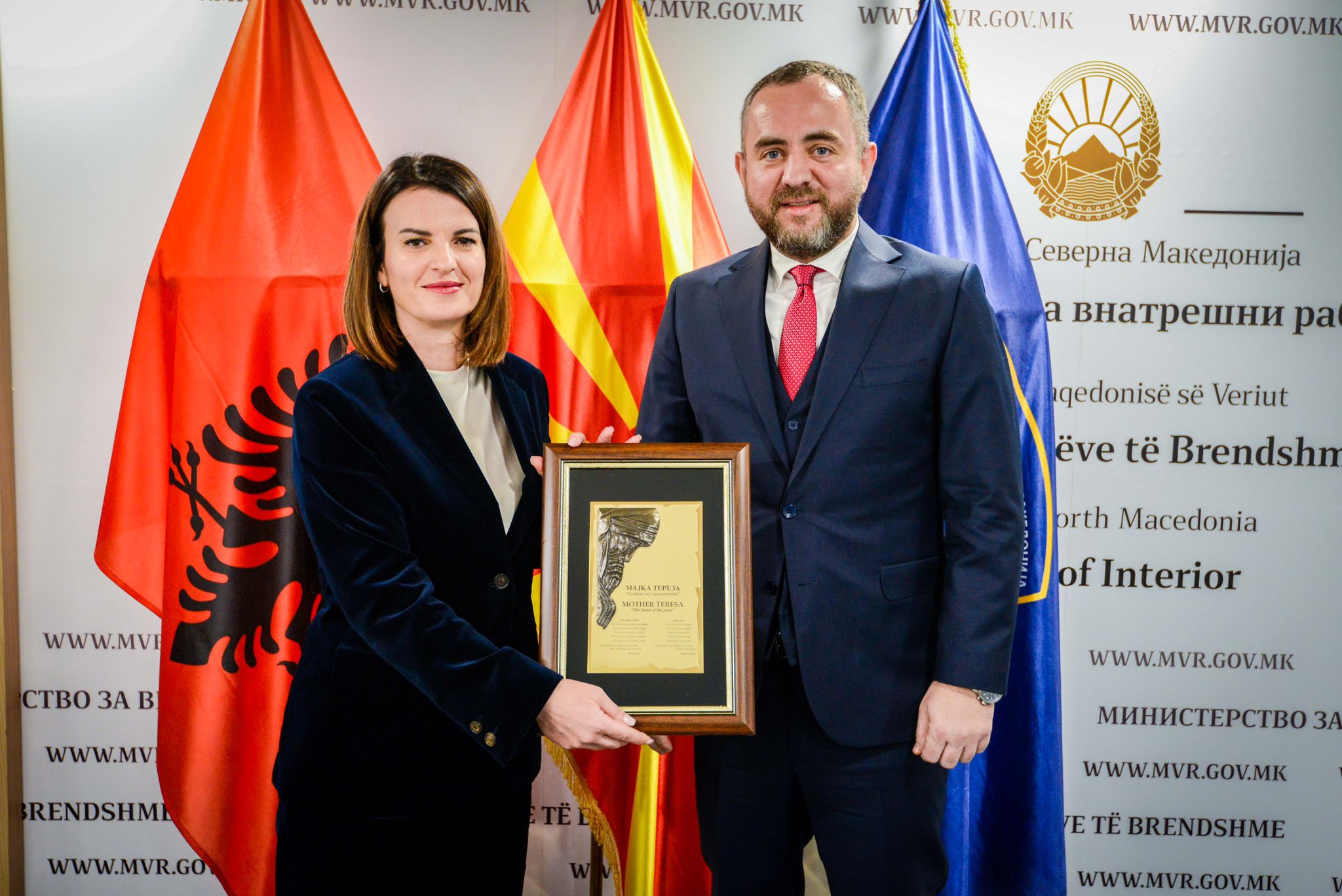 Toshkovski dhe Koçiu diskutojnë për forcimin e bashkëpunimit policor dhe zbatimin e sistemit  One Stop  Shqipëri Maqedoni  VIDEO 