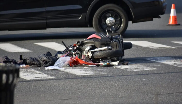 S’u ndalë në “Stop”, e shkeli me motor policin