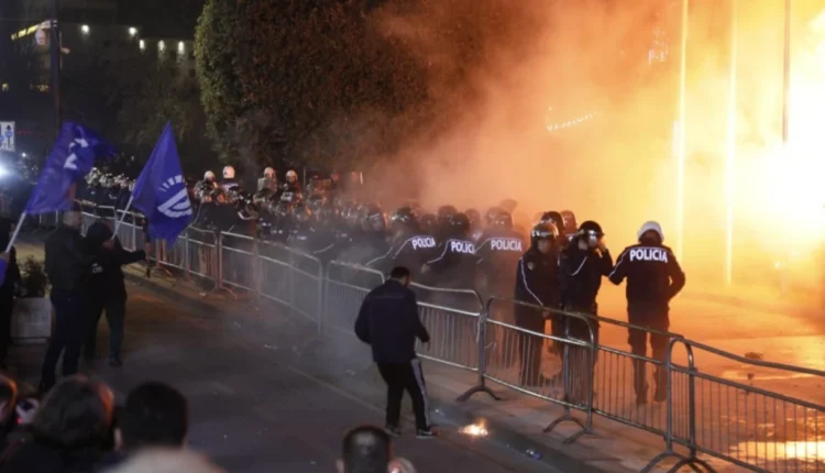 18 të arrestuar dhe 11 policë të lënduar gjatë protestës së PD-së në Tiranë