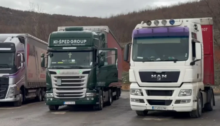 Shoqata e kamionistëve në grevë, dogana e Qafë Thanës funksionon me hyrje të pakta kamionësh