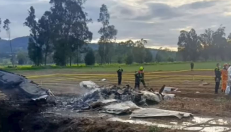 Rrëzohet aeroplani pas ngritjes nga pista, gjashtë viktima, mes tyre edhe këngëtari i njohur