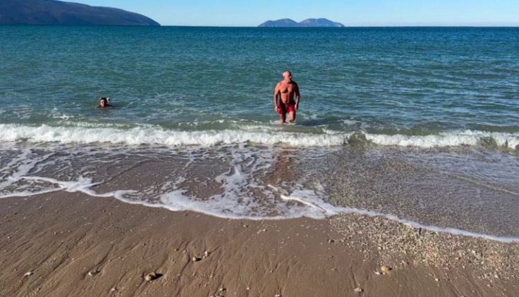 Vëlla e motër sfidojnë temperaturat e ulëta, lahen në det këtë një janar