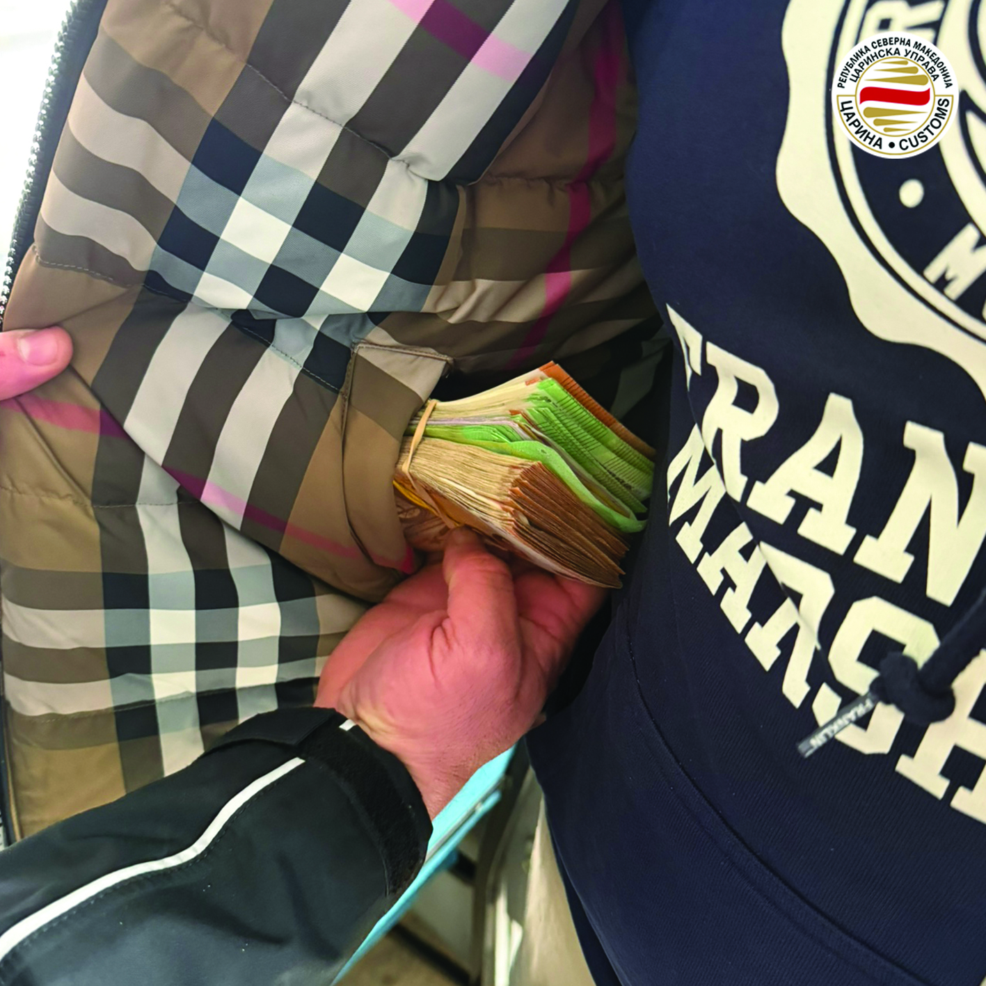 Sekuestrohen deviza, ar, cigare, bizhuteri, preparate veterinare, instrumente muzikore dhe raki shtëpie në pikat kufitare