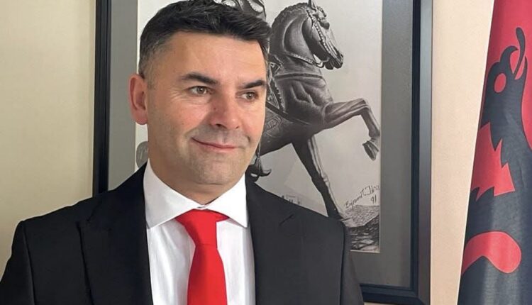 Muhamet Ameti kritikon “personin me tre fytyra –  Fytyrakut ”?