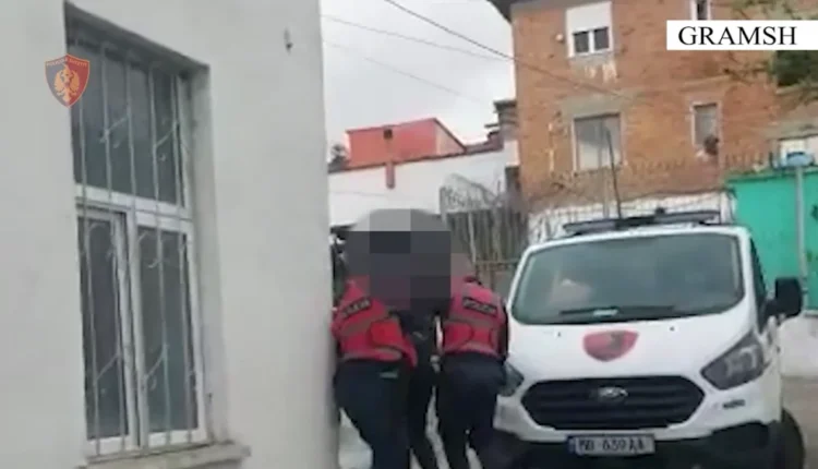 Plagosën me sende të forta një të ri, arrestohen babë e bir në Gramsh