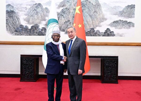 Ministri i Jashtëm i Kinës zhvillon bisedime me Sekretarin e Përgjithshëm të Organizatës së Bashkëpunimit Islamik