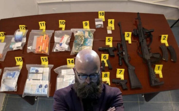 Këto janë armët që u gjetën te Arianit Sllamniku, i arrestuar për veprimtari mjekësore të kundërligjshme