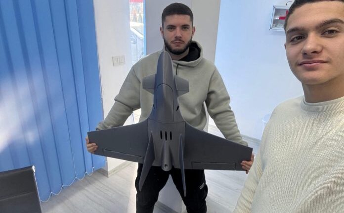 Gjeniu shqiptar 23 vjeçar, që krijoi “Air Kosova” tash ka krijuar dronin ushtarak