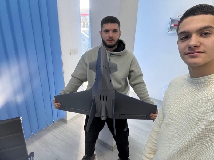 Gjeniu shqiptar 23 vjeçar  që krijoi  Air Kosova  tash ka krijuar dronin ushtarak