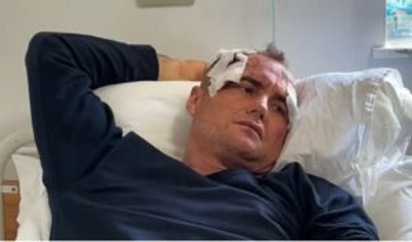 E pësoi keq shqiptari  rrihet deri sa ra në tokë pa ndjenja  I komentova motrës së tij në Facebook je bërë shumë e bukur