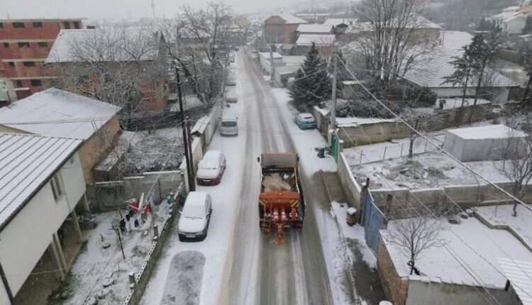 Komuna e Sarajit me gjithë kapacitetet e saj në teren për pastrimin e borës