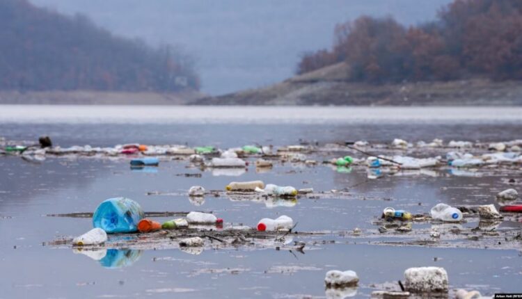 Mbeturinat pluskojnë nëpër Liqenin e Badocit