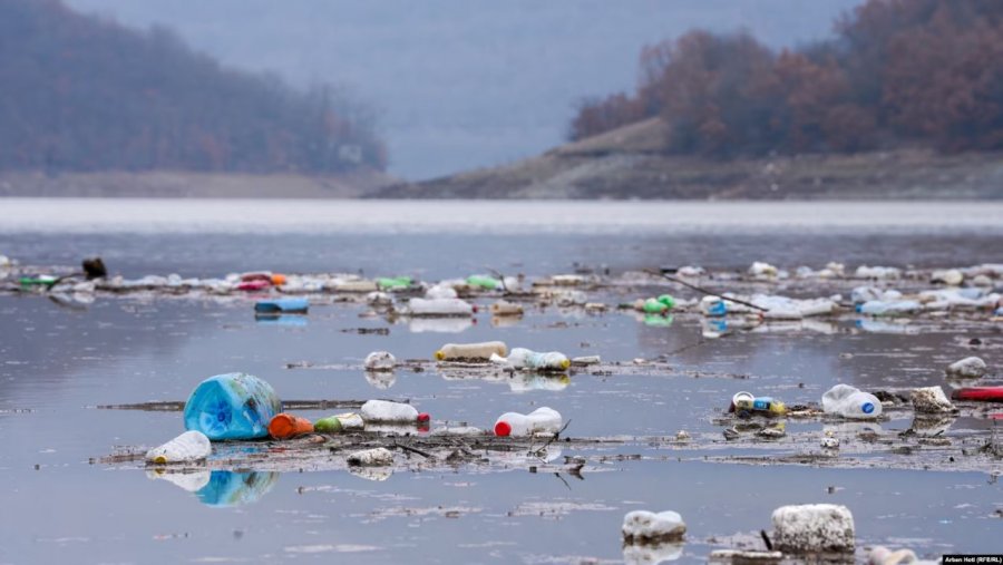 Mbeturinat pluskojnë nëpër Liqenin e Badocit