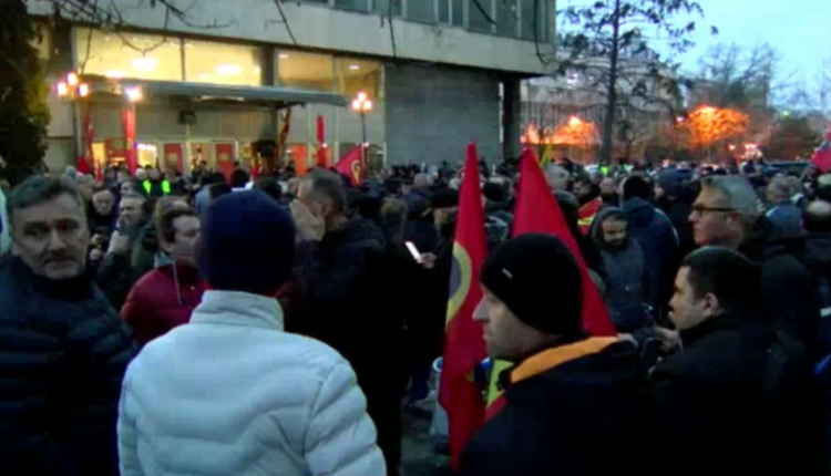 Qindra qytetarë në protestë për paga më të larta! Trendafilov: Nuk do ju lusim, do të luftojmë