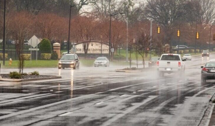 Trafiku në rrugët shtetërore po zhvillohet pa probleme, në rrugë me lagështi