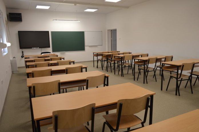 Mbi 400 punonjës në shkollat e mesme në Gostivar kërcënojnë me padi dhe protesta  kërkojnë t u paguhet K 15