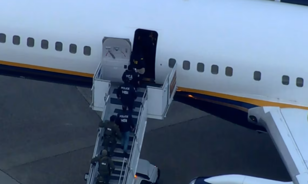 Maduro me gruan e tij mbërrijnë në një bazë ushtarake në New York  pritet të përballen me akuza për drogë dhe armë  VIDEO 