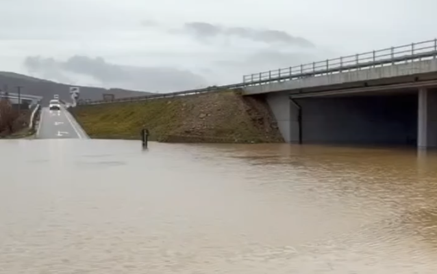 Nënkalimi në fshatin Arllat komplet i pakalueshëm, uji mbulon gjithë rrugën
