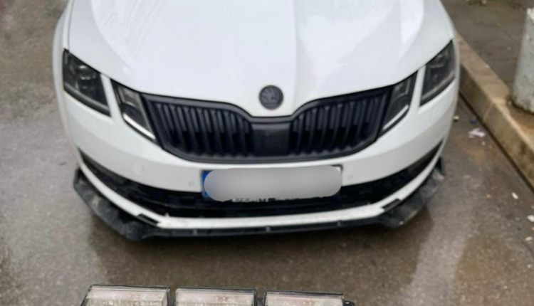 Gjobitet me 500 euro dhe i merret patenta shoferit në Prishtinë që po voziste me drita rotative