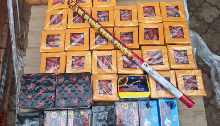 Kapen 1233 mjete piroteknike në Orizarë të Likovës, arrestohet pronari