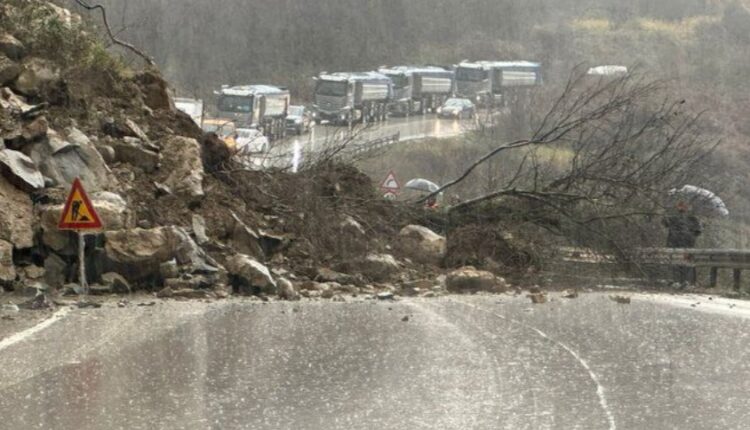 Shkëputet masivi shkëmbor, bllokohet rruga në aksin Gjirokastër-Tepelenë