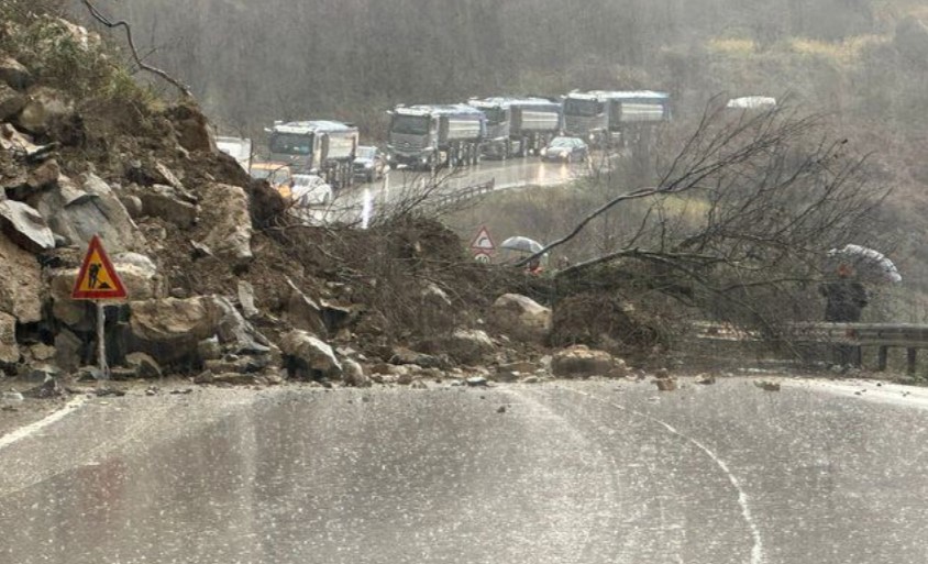 Shkëputet masivi shkëmbor  bllokohet rruga në aksin Gjirokastër Tepelenë