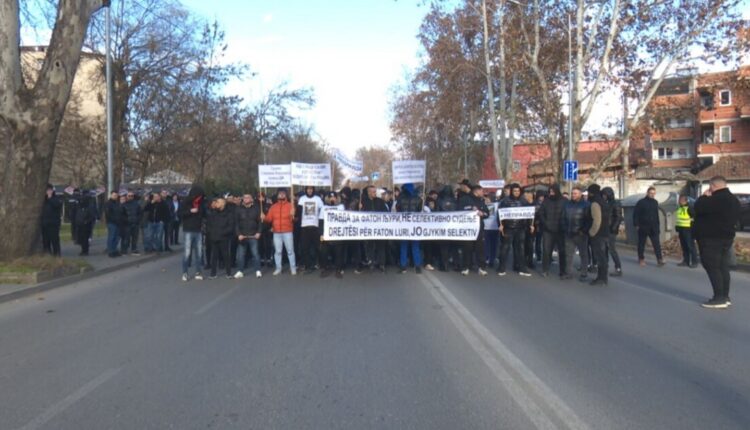 Protesta në Shkup – kërkohet drejtësi për Faton Lurin! Të afërm dhe qytetarë kundërshtojnë dënimin me 11 vjet burg