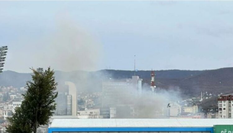 Digjet një objekt afër stadiumit në Prishtinë (VIDEO)