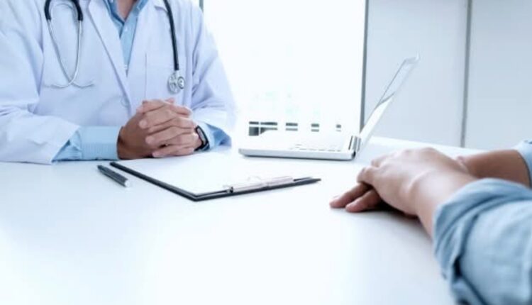 Mashtrohet një banor 77-vjeçar nga Vinica nga një mjek i rremë për shumë prej mbi 430,000 denarë