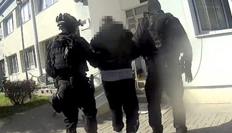 Arrestohet tetovari i kërkuar me urdhër për të vuajtur dënim me burg prej tre vjetësh, dërgohet në burgun e Idrizovës