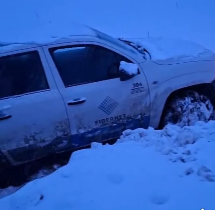 Dy punonjës të A1 shpëtohen pasi mbetën të bllokuar nga bora mbi fshatin Lazaropolë