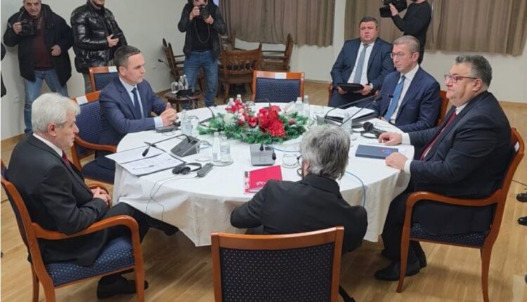 Fillon takimi i liderëve në Klubin e deputetëve pa Filipçen