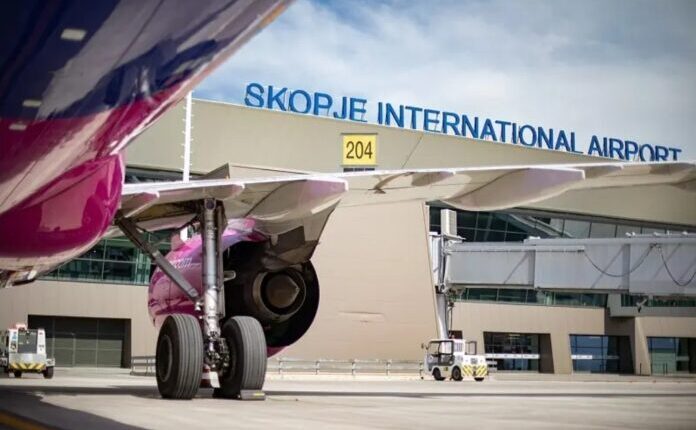 Përleshje fizike në një avion në Aeroportin e Shkupit