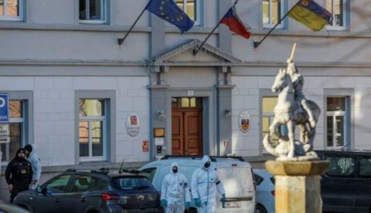 Çeki/ Përgjaken ambientet e bashkisë, agresori plagos 6 persona dhe i jep fund jetës