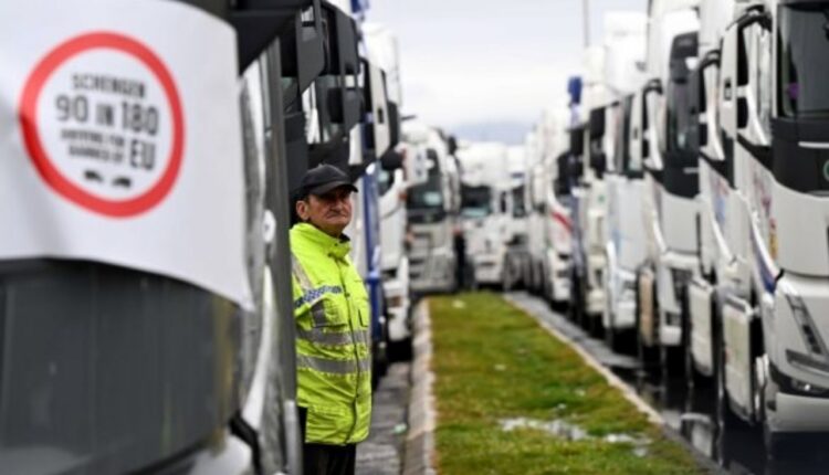 Vendkalimet kufitare edhe sot mbeten të bllokuara nga transportuesit me kamionë