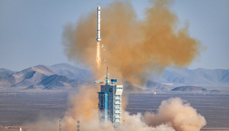 Xi Jinping dhe Presidenti algjerian Abdelmadjid Tebboune shkëmbejnë mesazhe urimi për lëshimin e suksesshëm të satelitit algjerian të vëzhgimit të Tokës Nr. 3