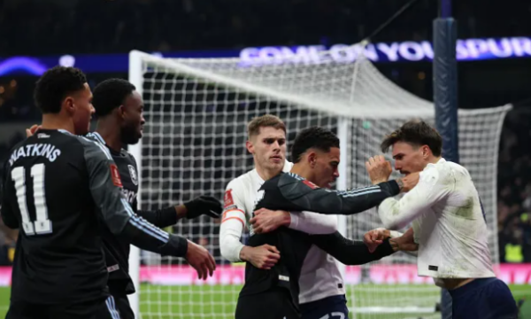 Kur mbaron futbolli  fillon sherri   incidenti pas Tottenham Villa