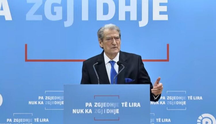 “Protesta dje kishte një risi themelore”, Berisha akuza policisë: Përdorën gaz lotsjellës të skaduar, është helm